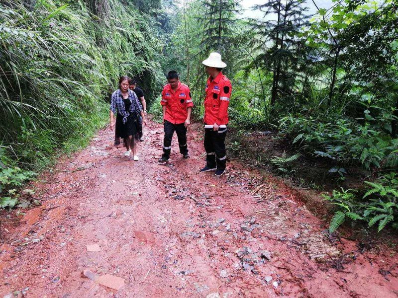 四川局抗震救灾在一线