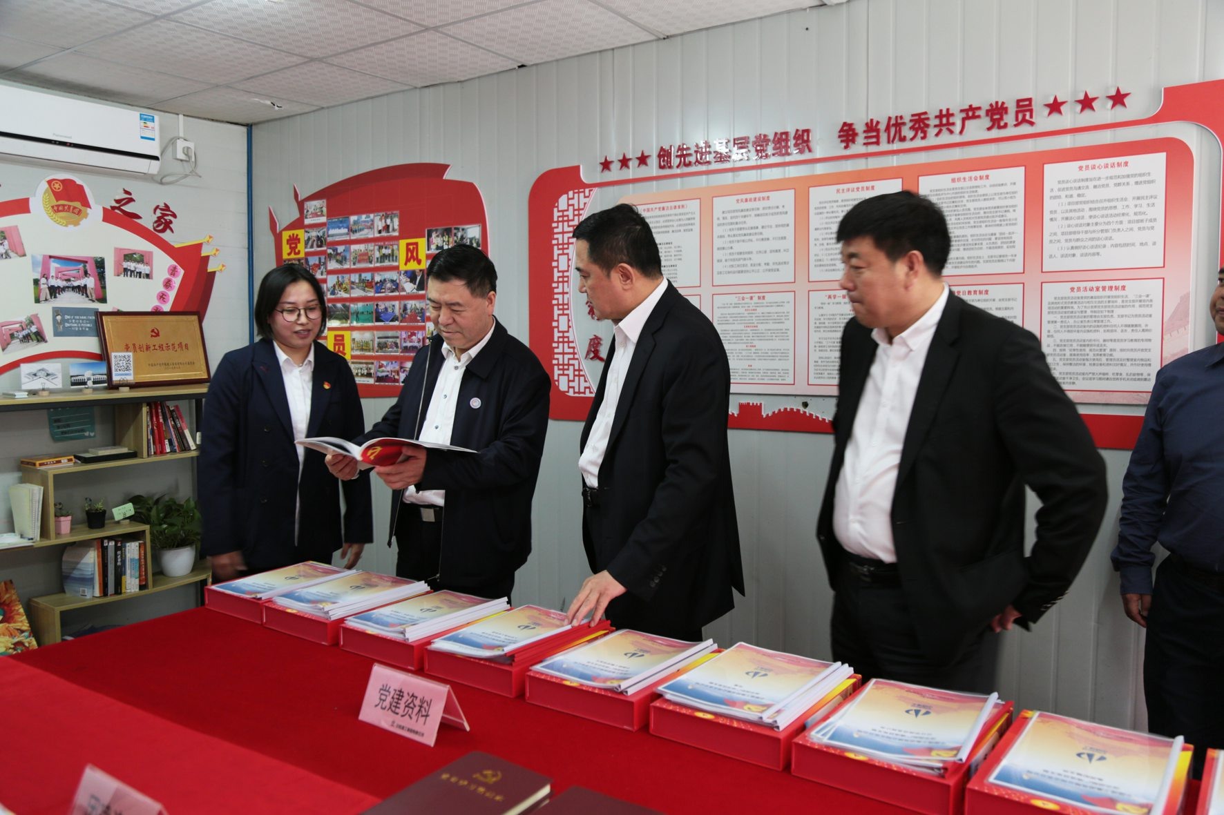 赵平到中煤建工上海保华国际广场项目部和地质集团上海分公司调研
