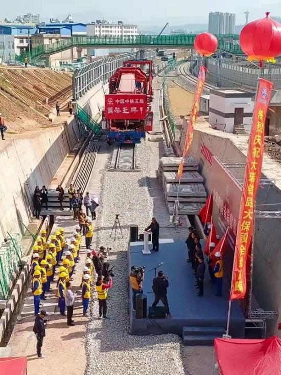 大瑞铁路开始铺轨