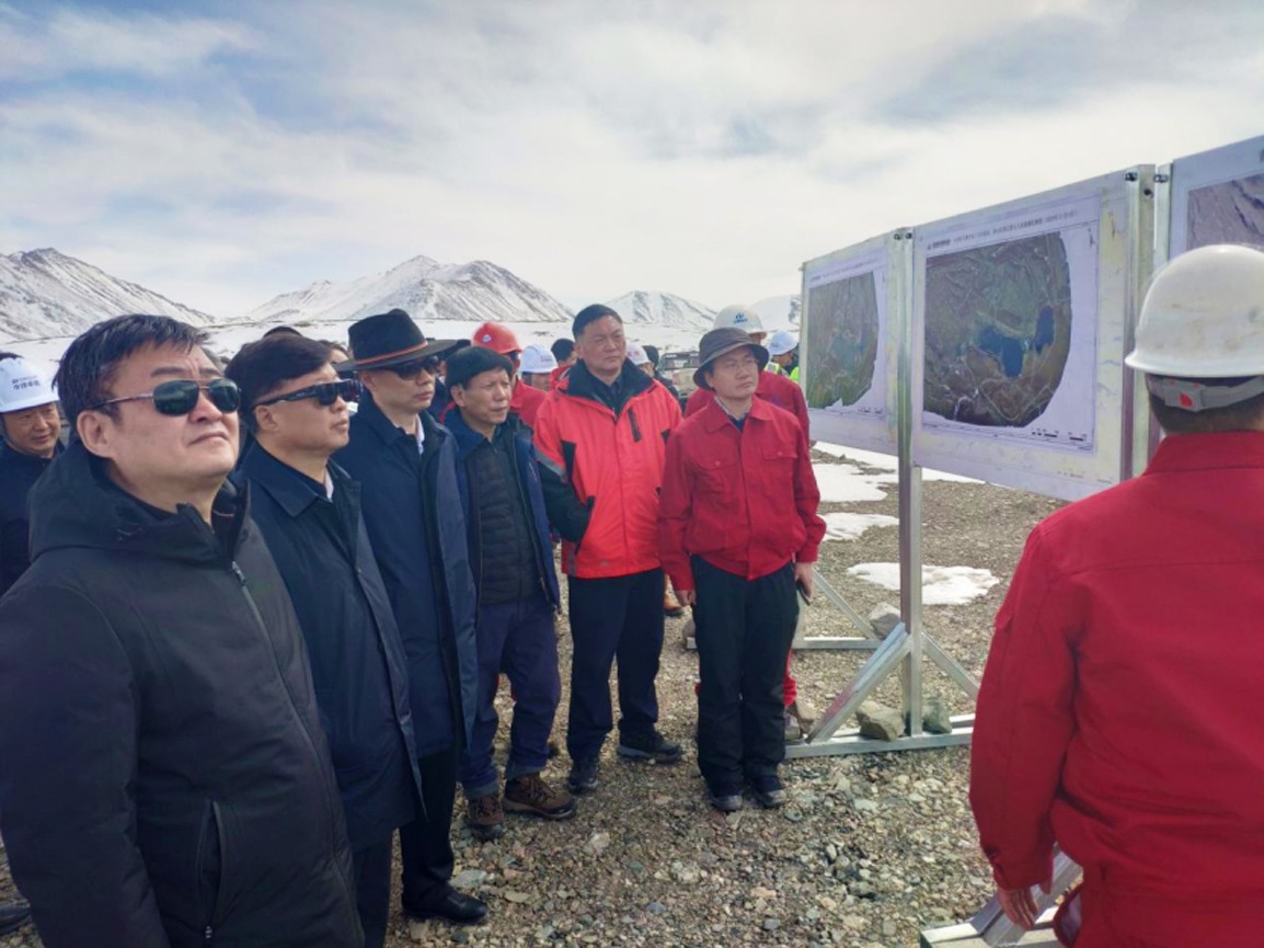 滕佳才、李杰翔、訚柏一行到青海木里 矿区生态环境综合治理项目现场调研