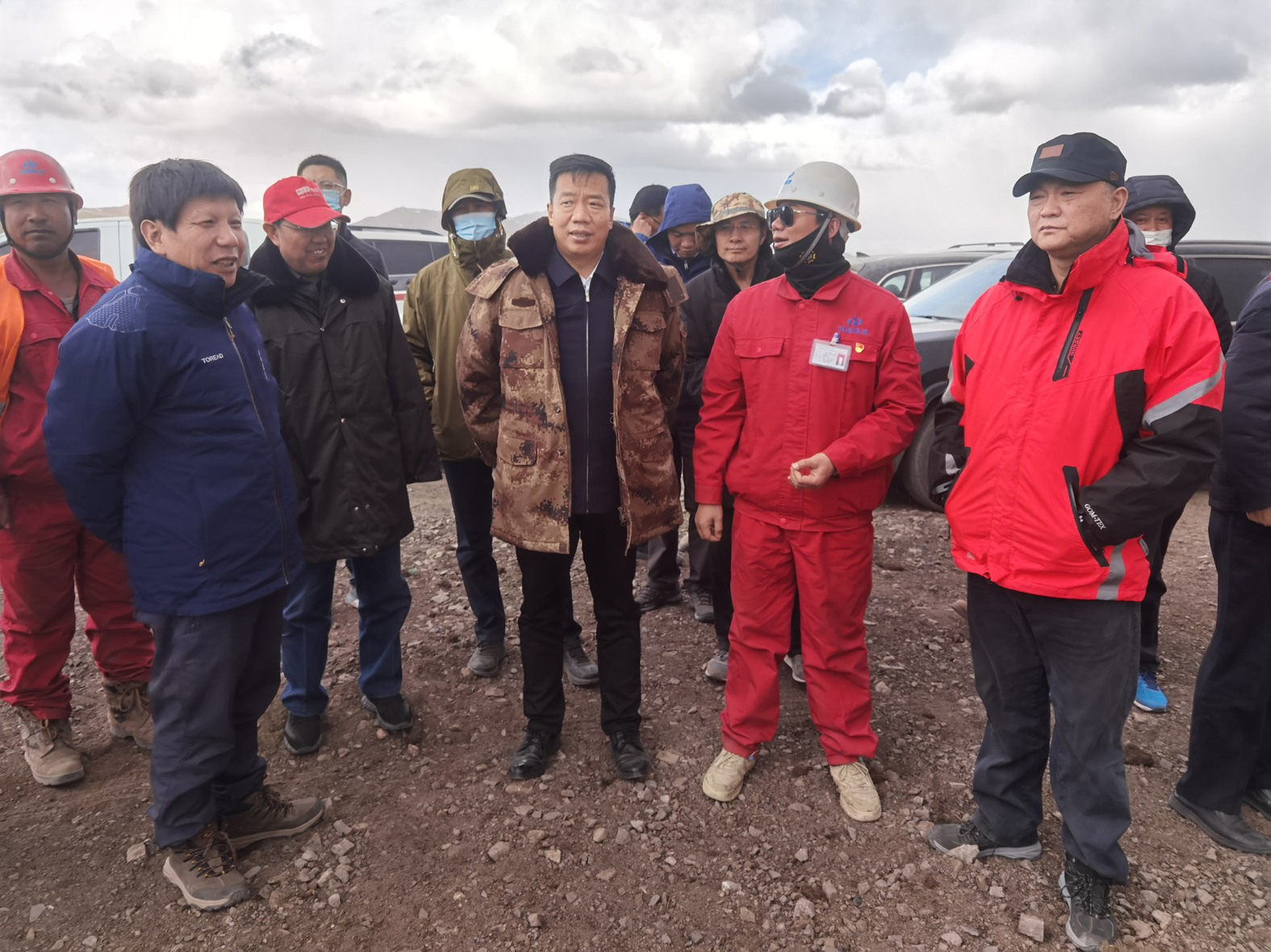 张保军一行到木里矿区生态环境综合治理项目现场调研