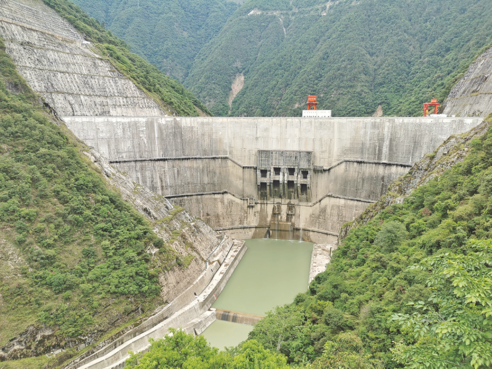 近地震带上 起高坝