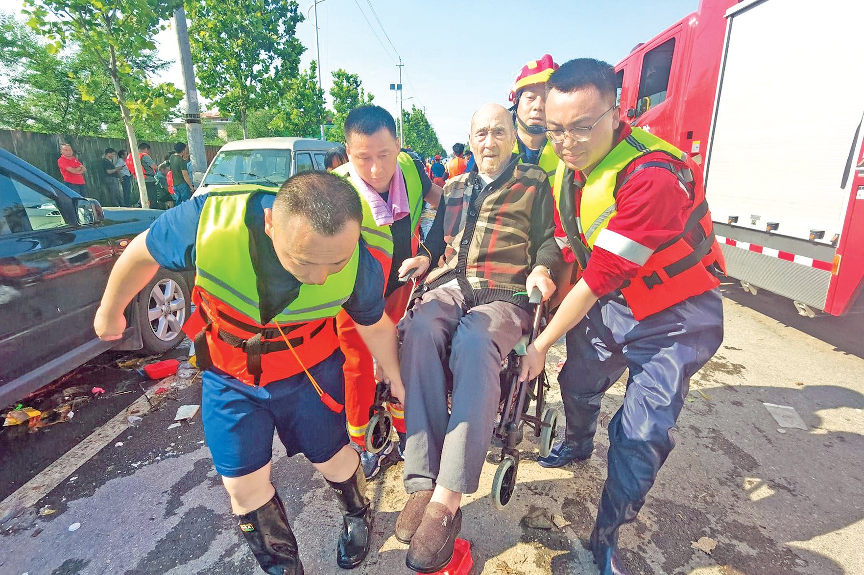 延长石油赴豫抢险救援队： 让群众上船，队员下水拉