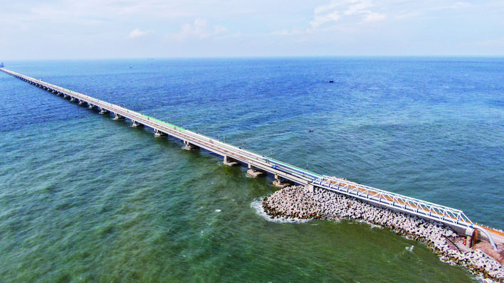 钢龙共碧海一色