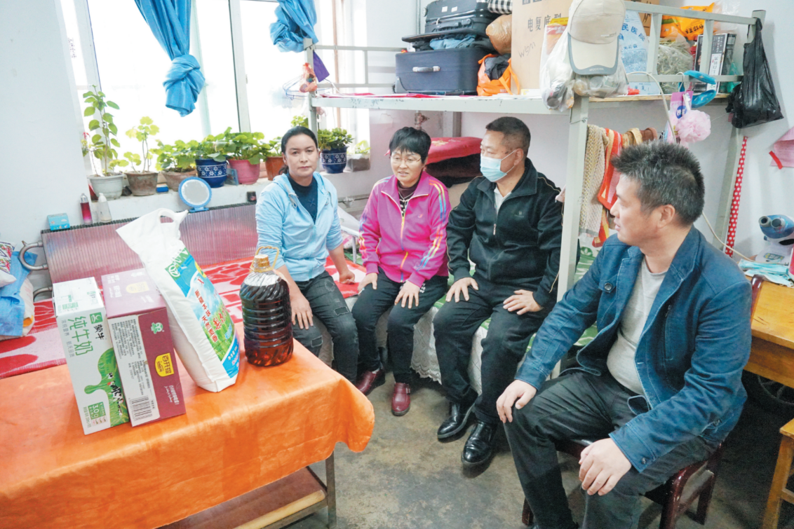 党员走在前温暖到家庭