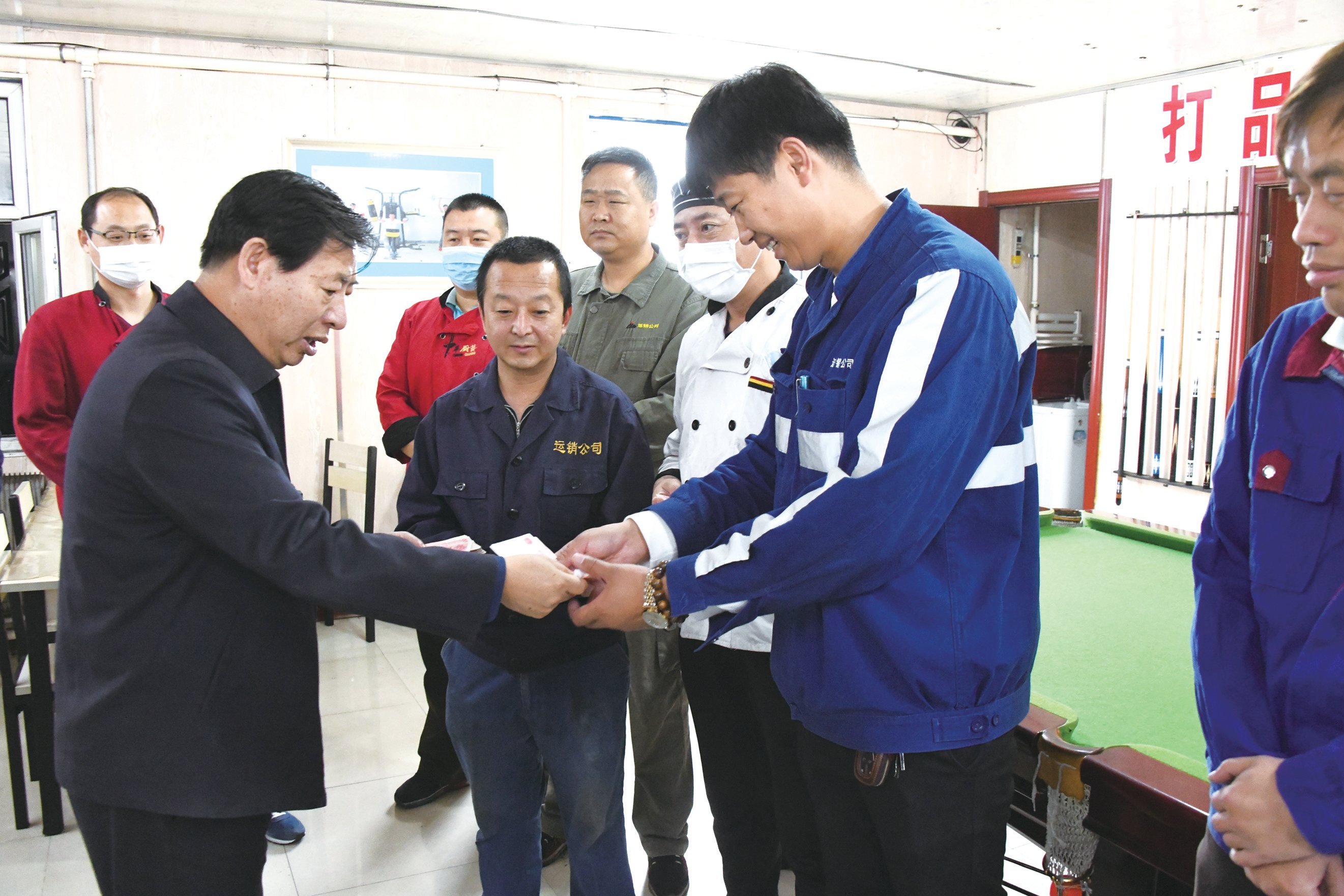 公司工会慰问驻外职工