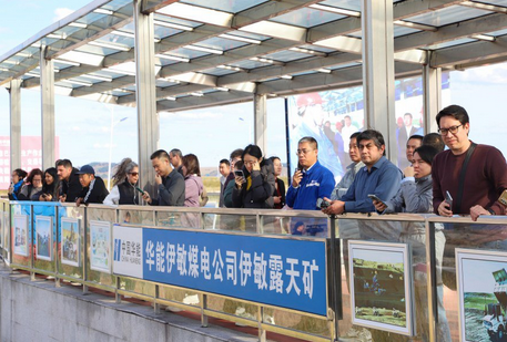 近30家国际媒体近距离探访“华能睿驰”无人电动矿卡