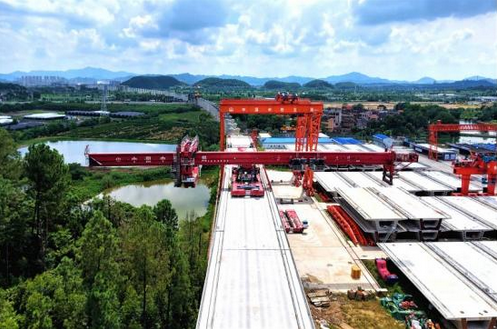 千吨架桥机 首次空中转体