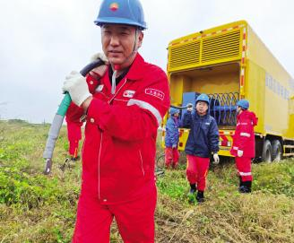 扛缆护井保上产