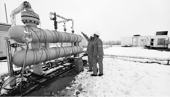 风雪中的石油红