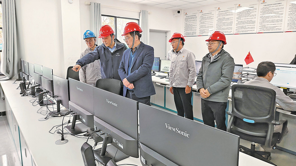 曾昭和一行到修水大湖山风储电场调研