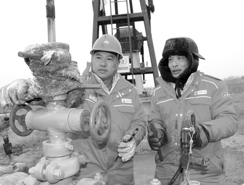 冒风雪夺油上产 迎寒潮守护油井