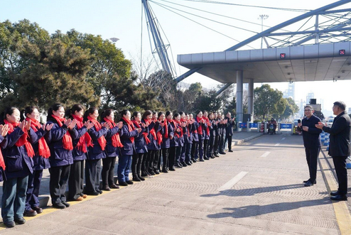 集团领导大年初一慰问码头一线职工